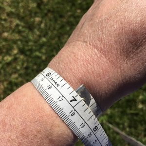 measuring wrist size