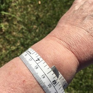 measuring wrist size